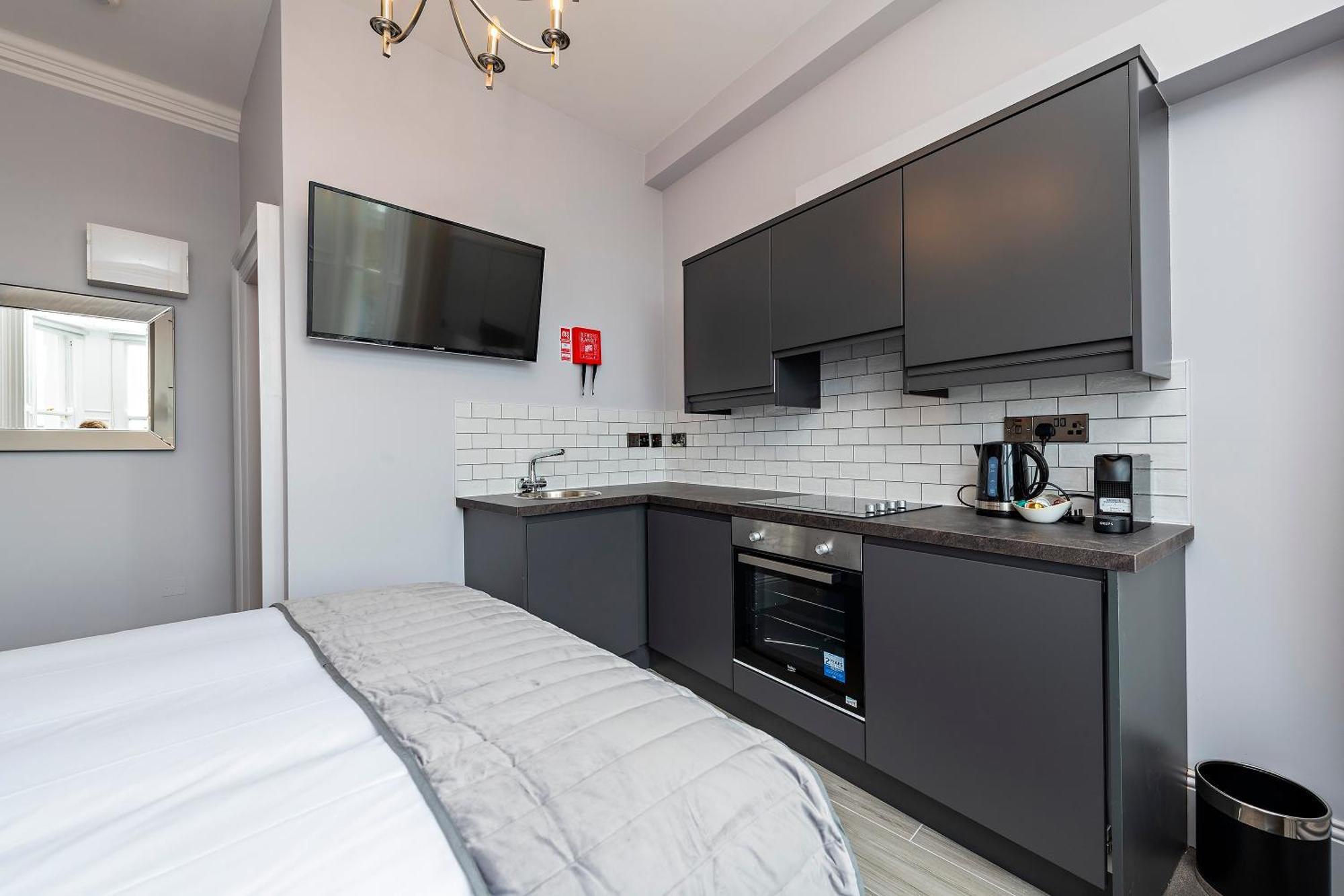 Modern On The Marina Apartment